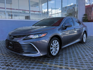 Toyota-Camry-LE-2023-Gris-4188