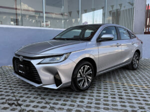 Toyota-Yaris-S-SD-2024-Plata-6769
