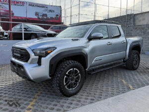 Toyota-Tacoma-TRD-Sport-4x4-HEV-2024-Plata-8599
