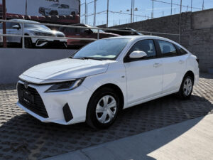Toyota-Yaris-Base-2023-Blanco-5818