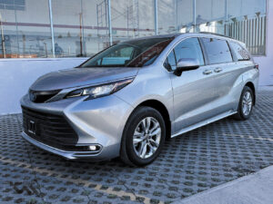 Toyota-Sienna-FWD-XLE-HEV-2022-Plata-1750