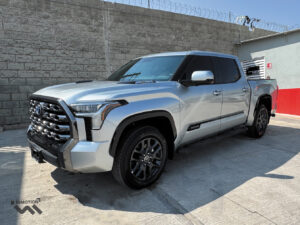 Toyota-Tundra-Platinum-HEV-2022-Plata-4323
