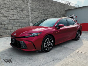 Toyota-Camry-XLE-HEV-2025-Rojo-4450