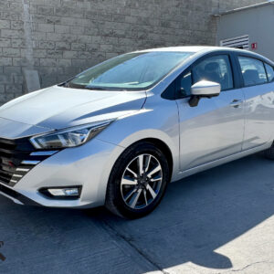 Nissan-Versa-Advance-2023-Plata-7111